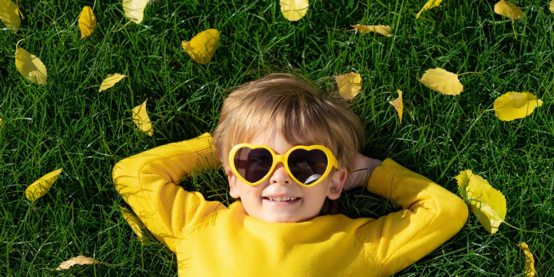 Respectueur de l'enfant illustration enfant avec lunettes jaunes allongé dans l'herbe