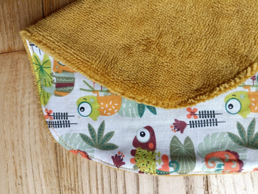 photo bavoir caméléons de près, où on voit l'éponge de coton et le coton décoratif