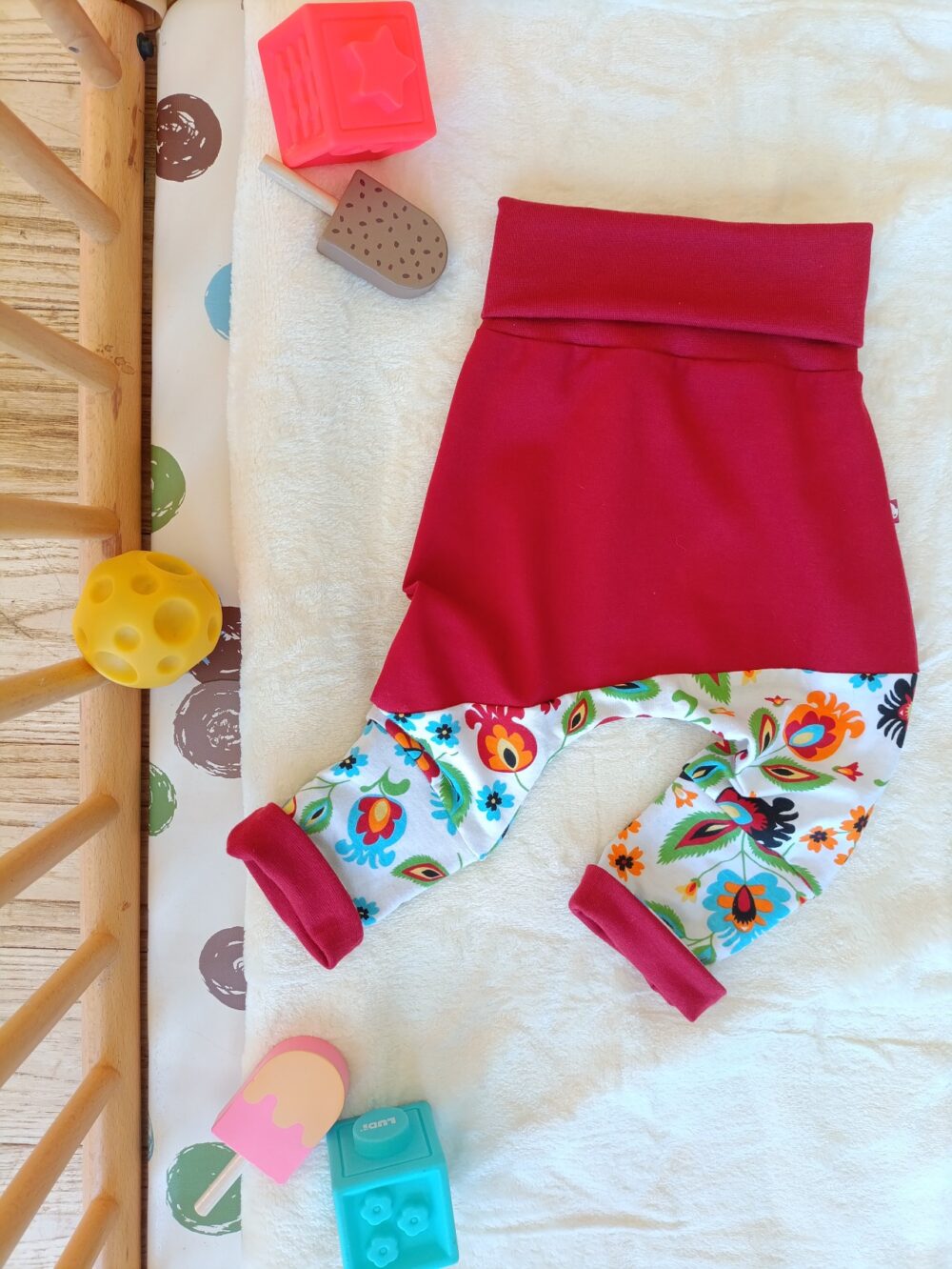 legging bébé évolutif bordeaux fleurs de printemps dans parc