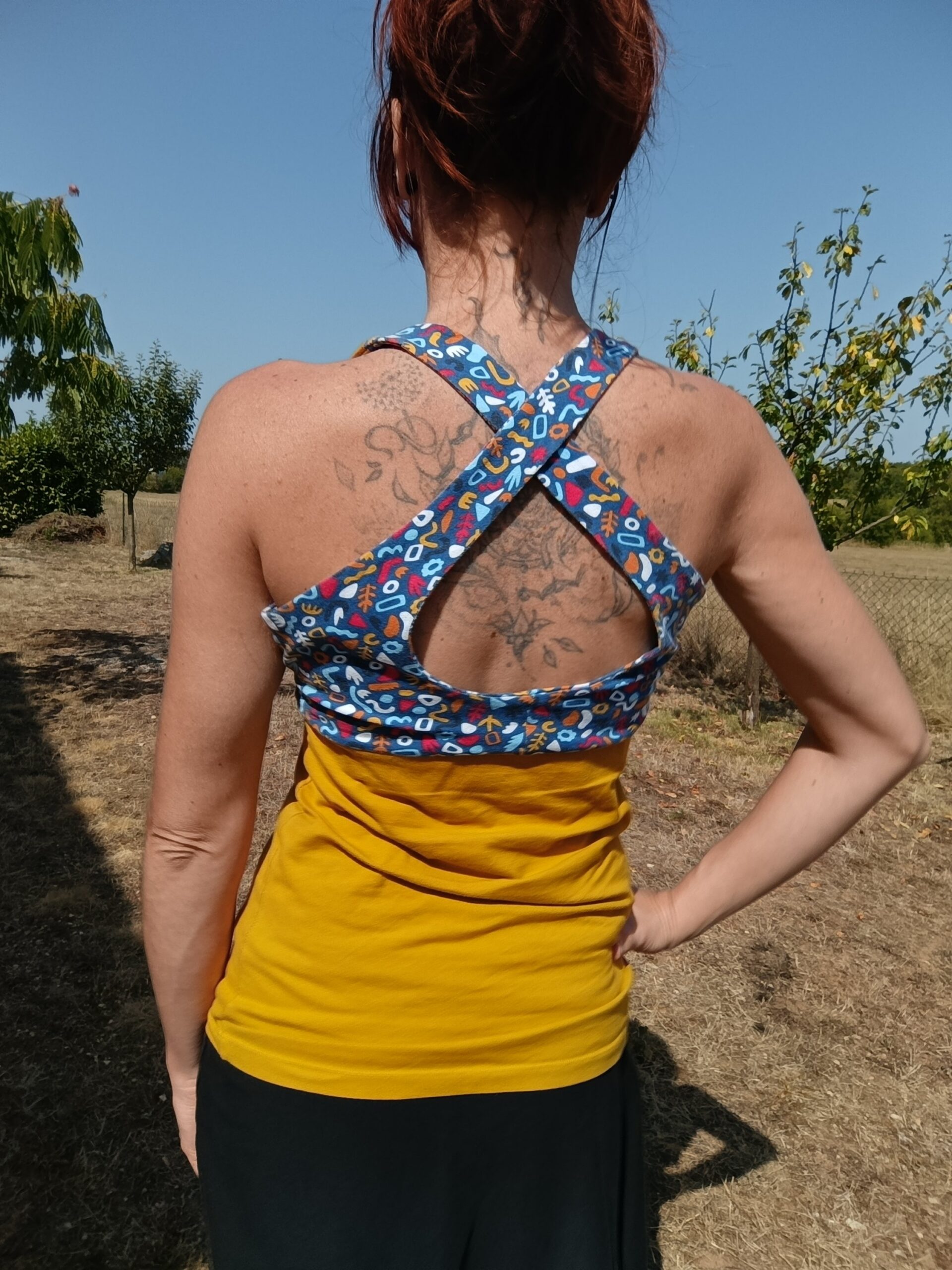 débardeur femme moutarde porté de dos
