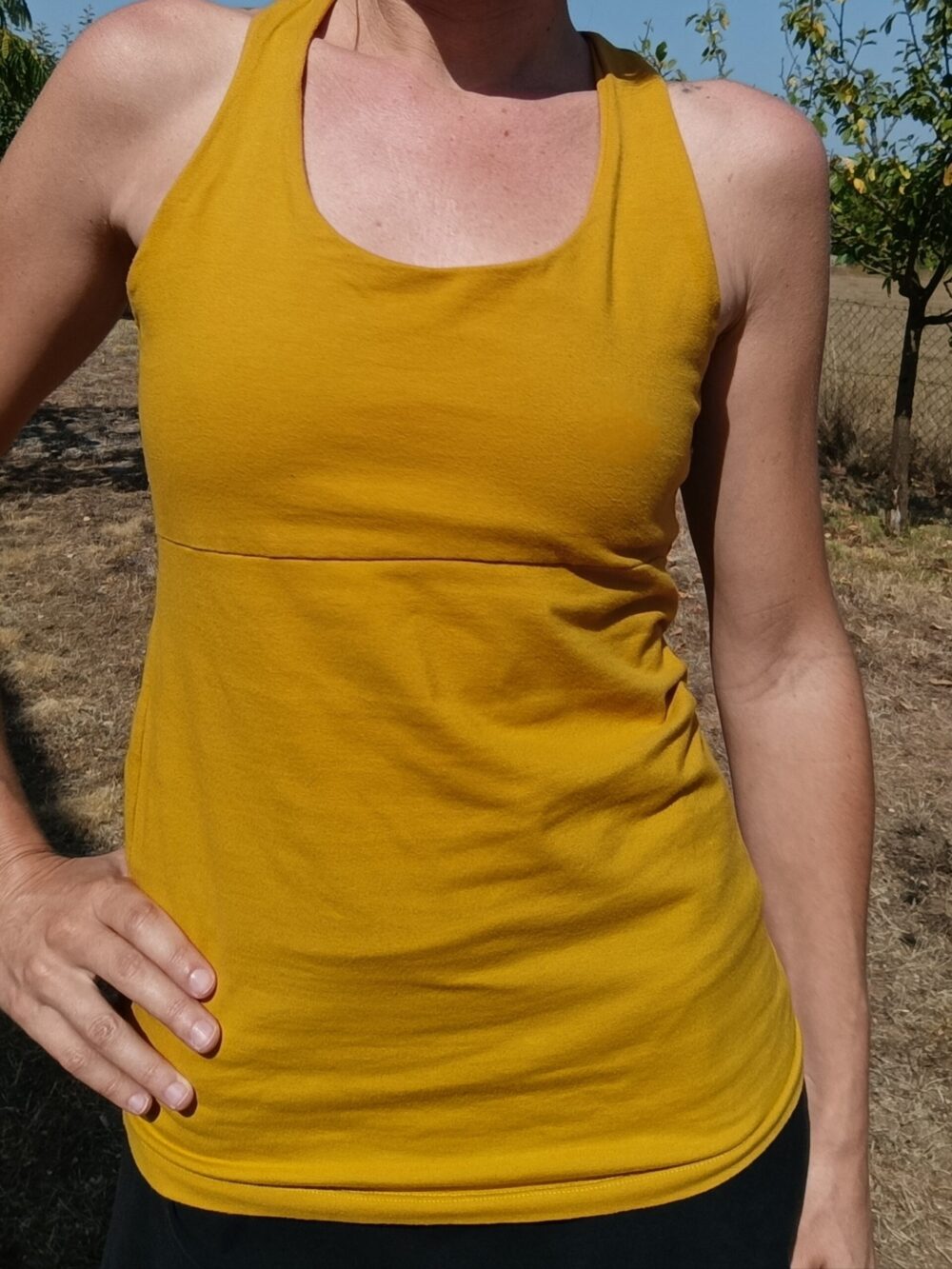 photo débardeur femme moutarde