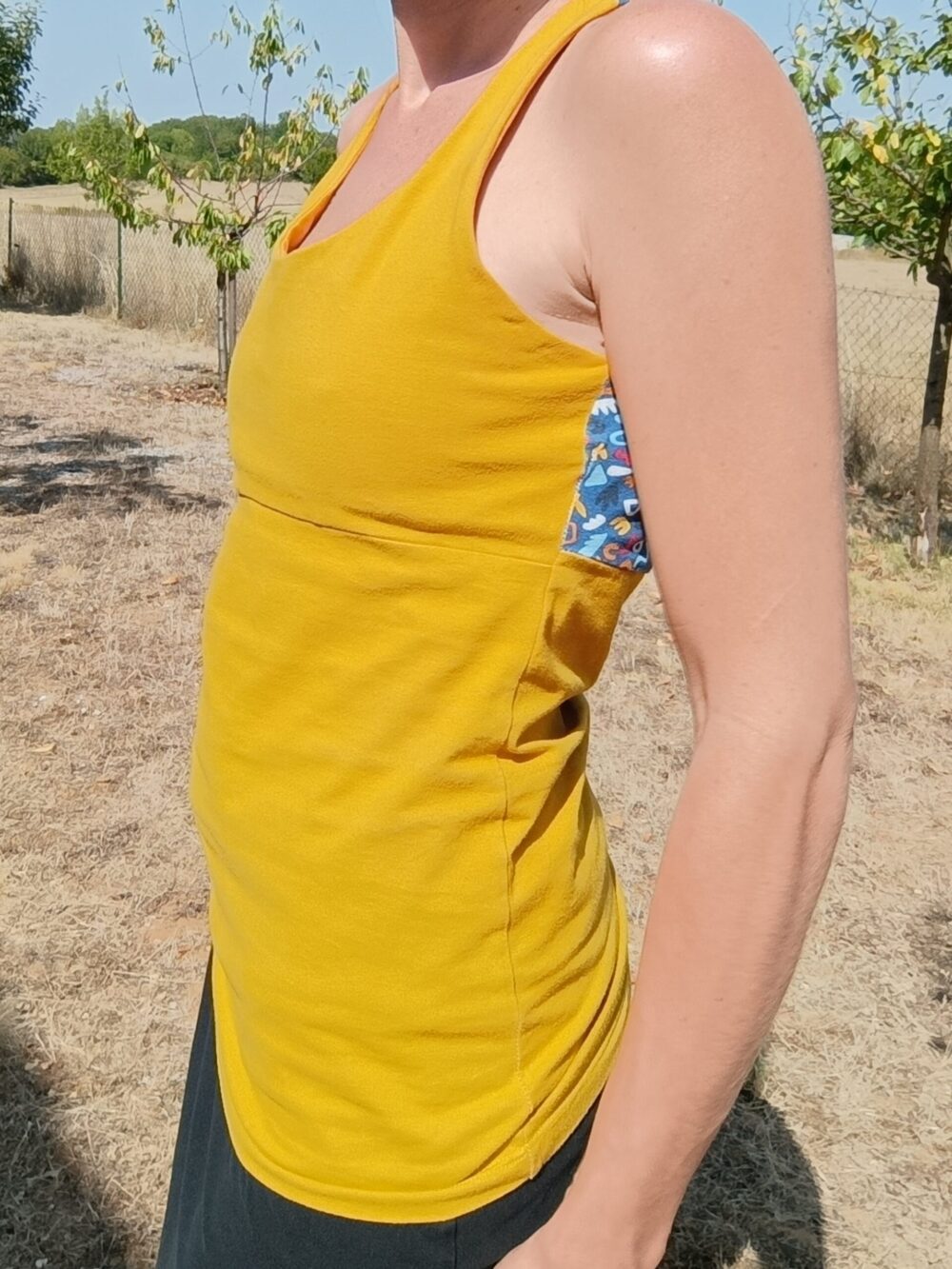 débardeur femme moutarde porté de coté