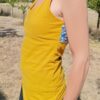 débardeur femme moutarde porté de coté