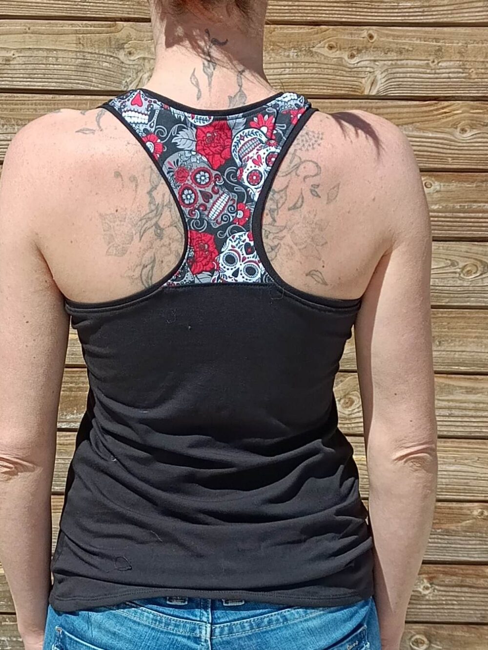 photo du débardeur femme dos nageur tête de mort mexicaines rouges blanches et noires. porté et vue de dos