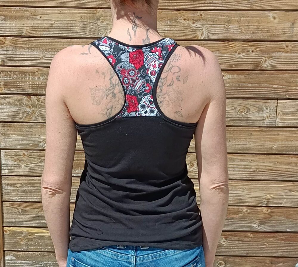 photo du débardeur femme dos nageur tête de mort mexicaines rouges blanches et noires. porté et vue de dos