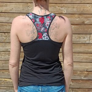 photo du débardeur femme dos nageur tête de mort mexicaines rouges blanches et noires. porté et vue de dos