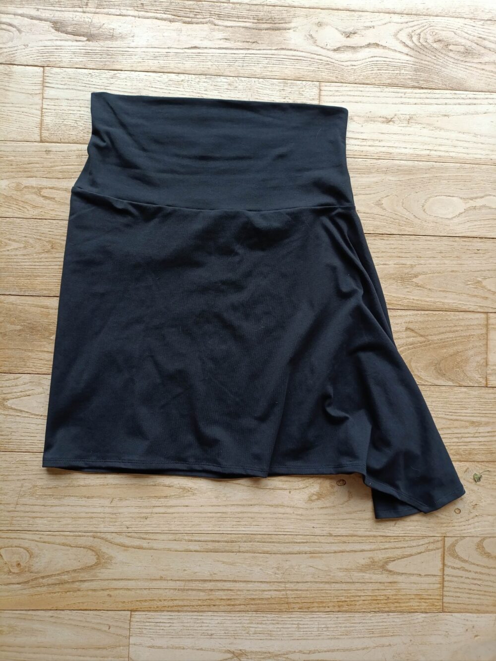 photo jupe asymétrique noire bandeau déplié