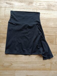 photo jupe asymétrique noire bandeau déplié