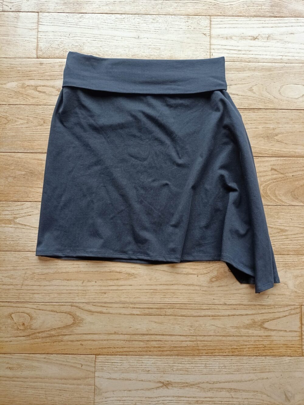 photo jupe asymétrique noir avec bandeau replié