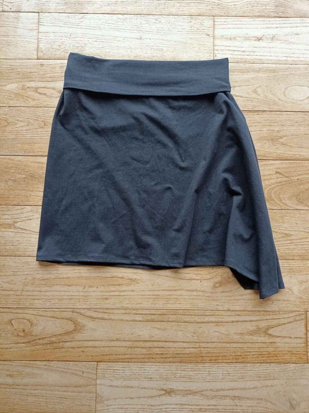 photo jupe asymétrique noir avec bandeau replié