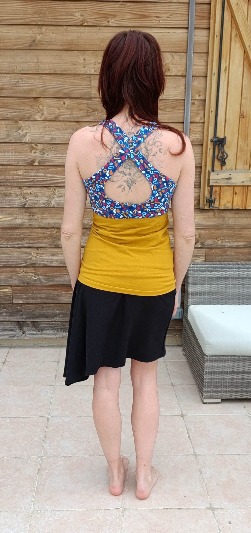 jupe asymétrique noire et débardeur dos croisé moutarde - dos