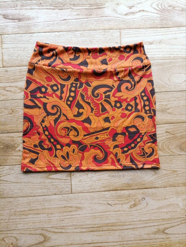 photo de la jupe courte orange compatible grossesse