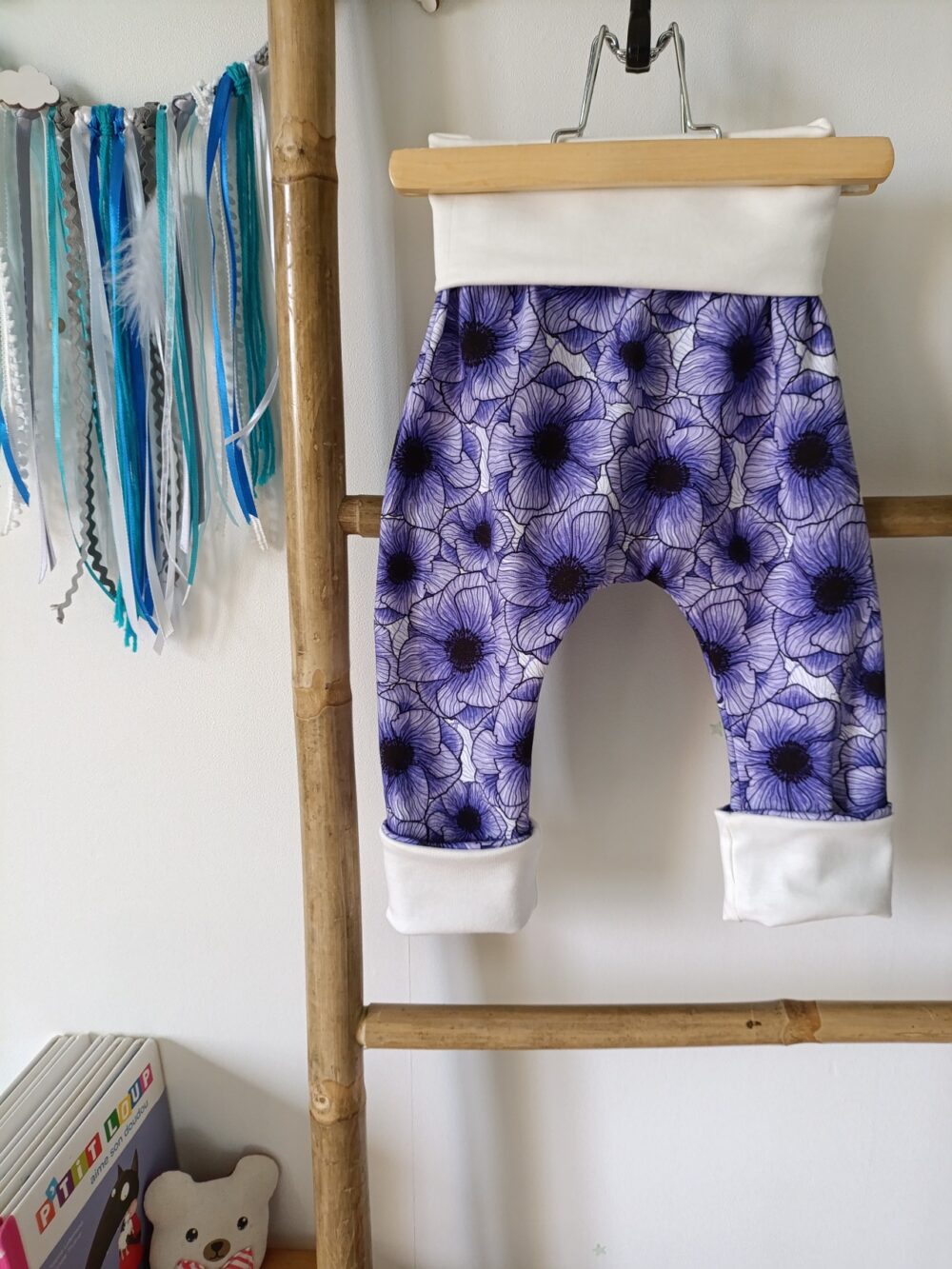 sarouel bébé évolutif fleurs violettes chevilles repliées