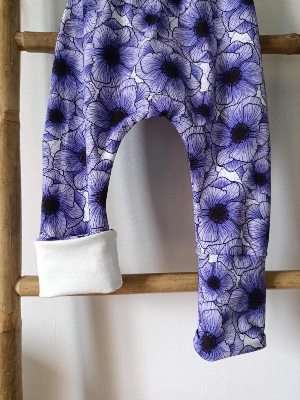 sarouel bébé évolutif fleurs violettes zoom chevilles : une repliée et une dépliée