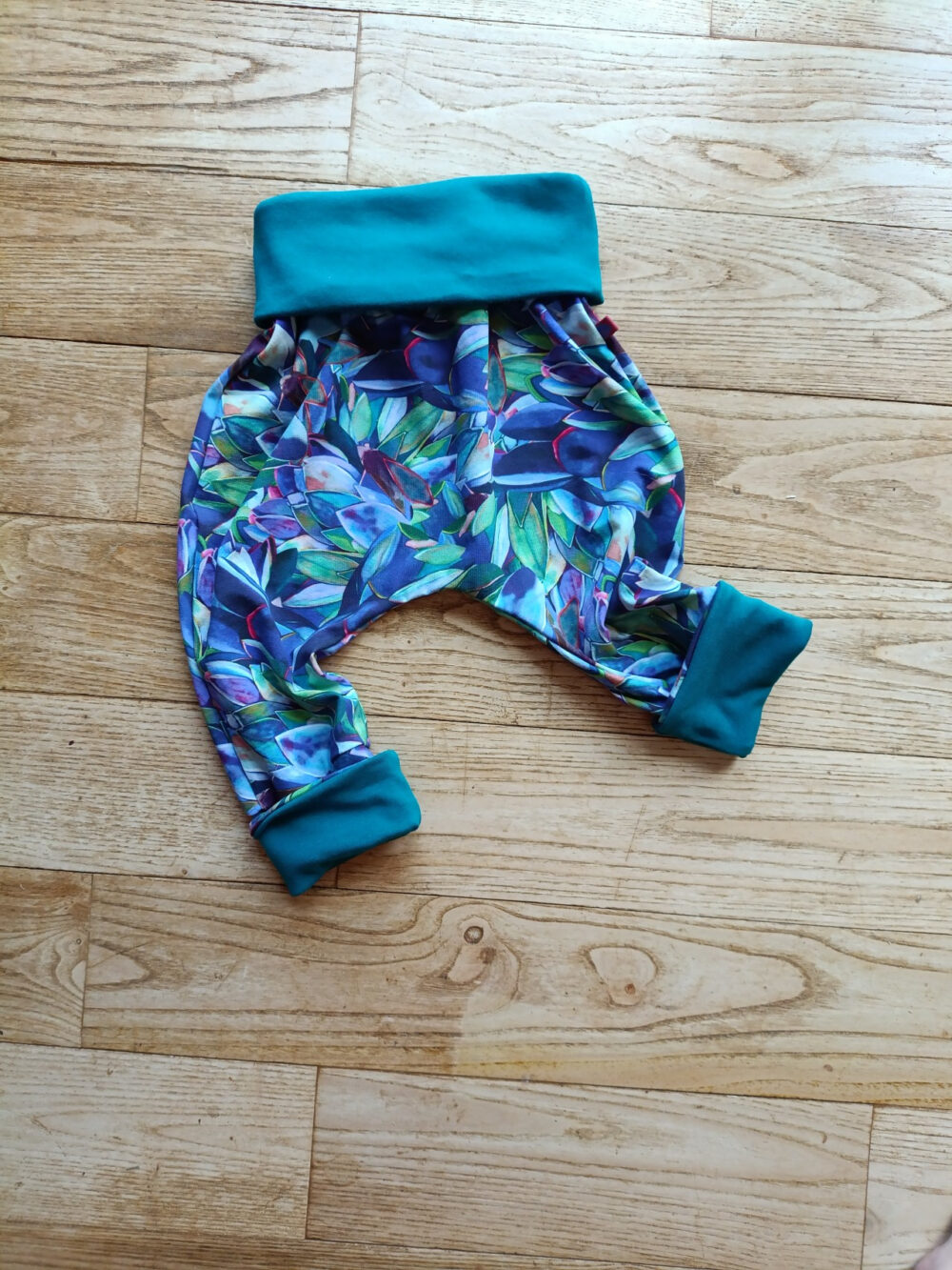 photo sarouel bébé pétale mis en mouvement