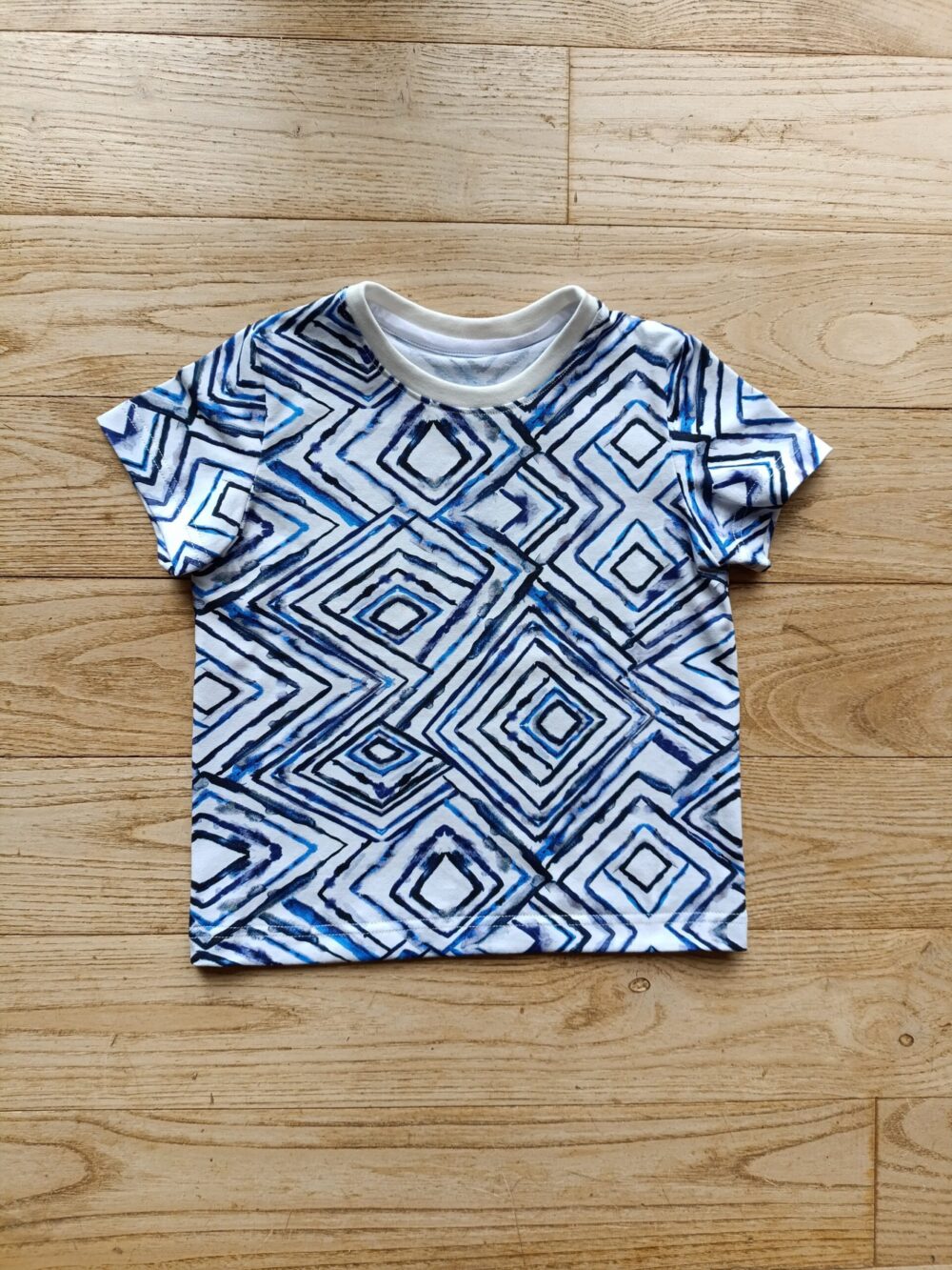 photo tee-shirt enfant motifs abstraits losanges