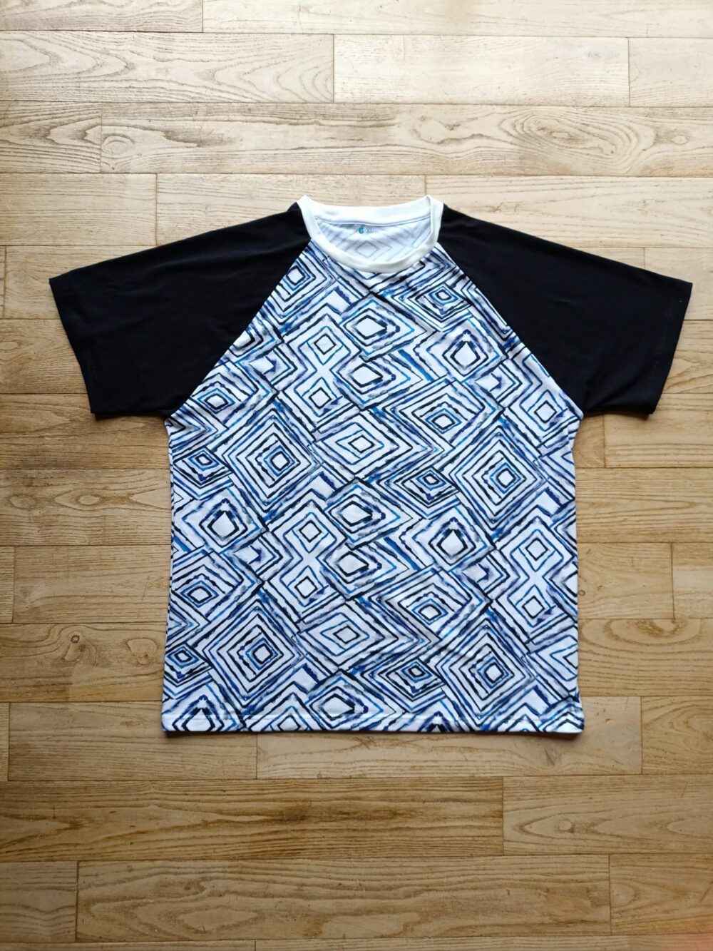 photo du tee-shirt homme avec les motifs losange blancs et bleus