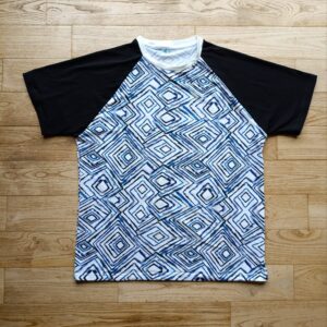 photo du tee-shirt homme avec les motifs losange blancs et bleus