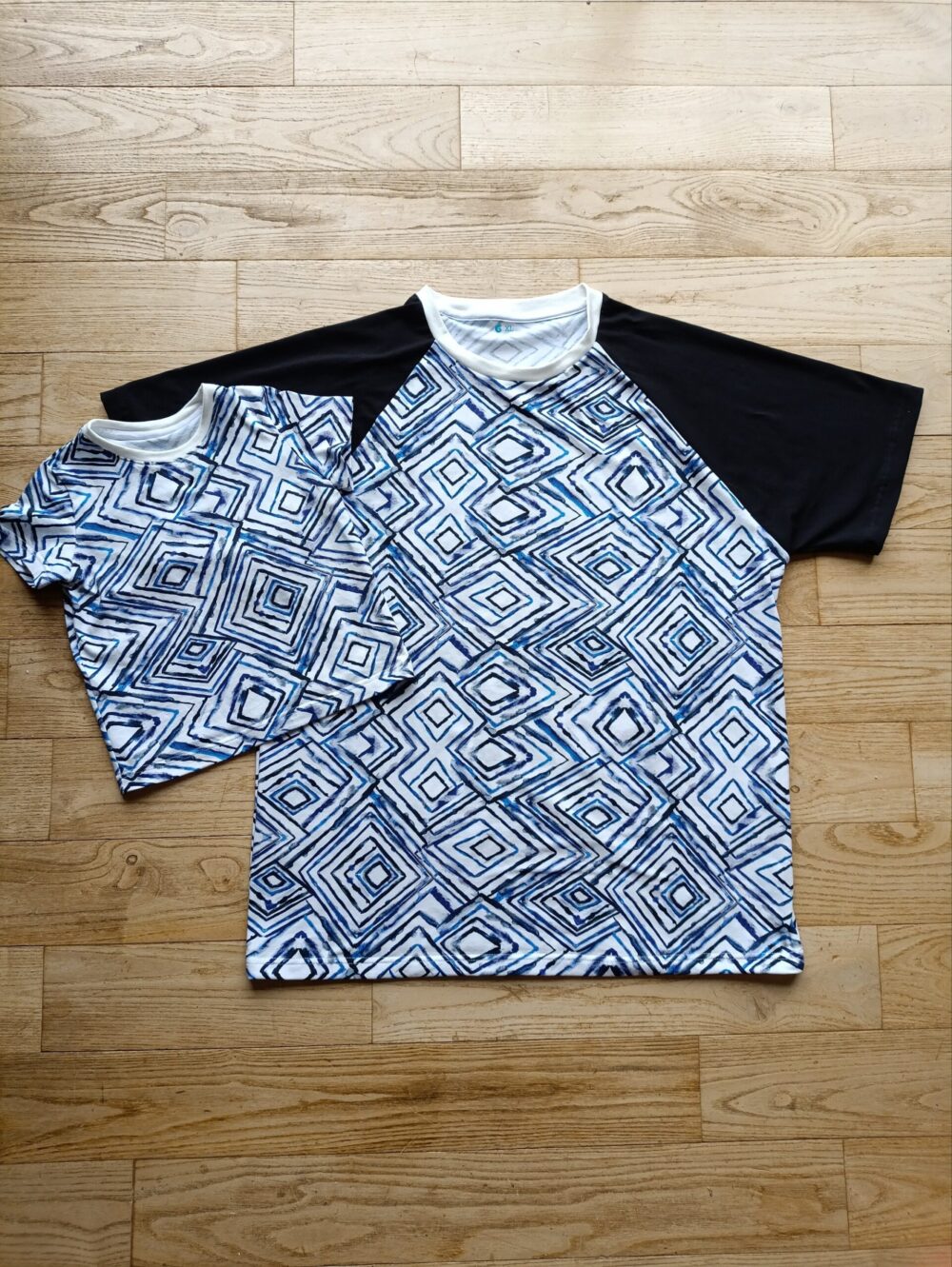 photo des tee-shirt homme et enfant assortis motifs losanges bleu et blanc