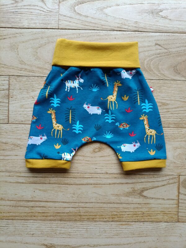 photo short bébé ceinture repliée (début de taille)