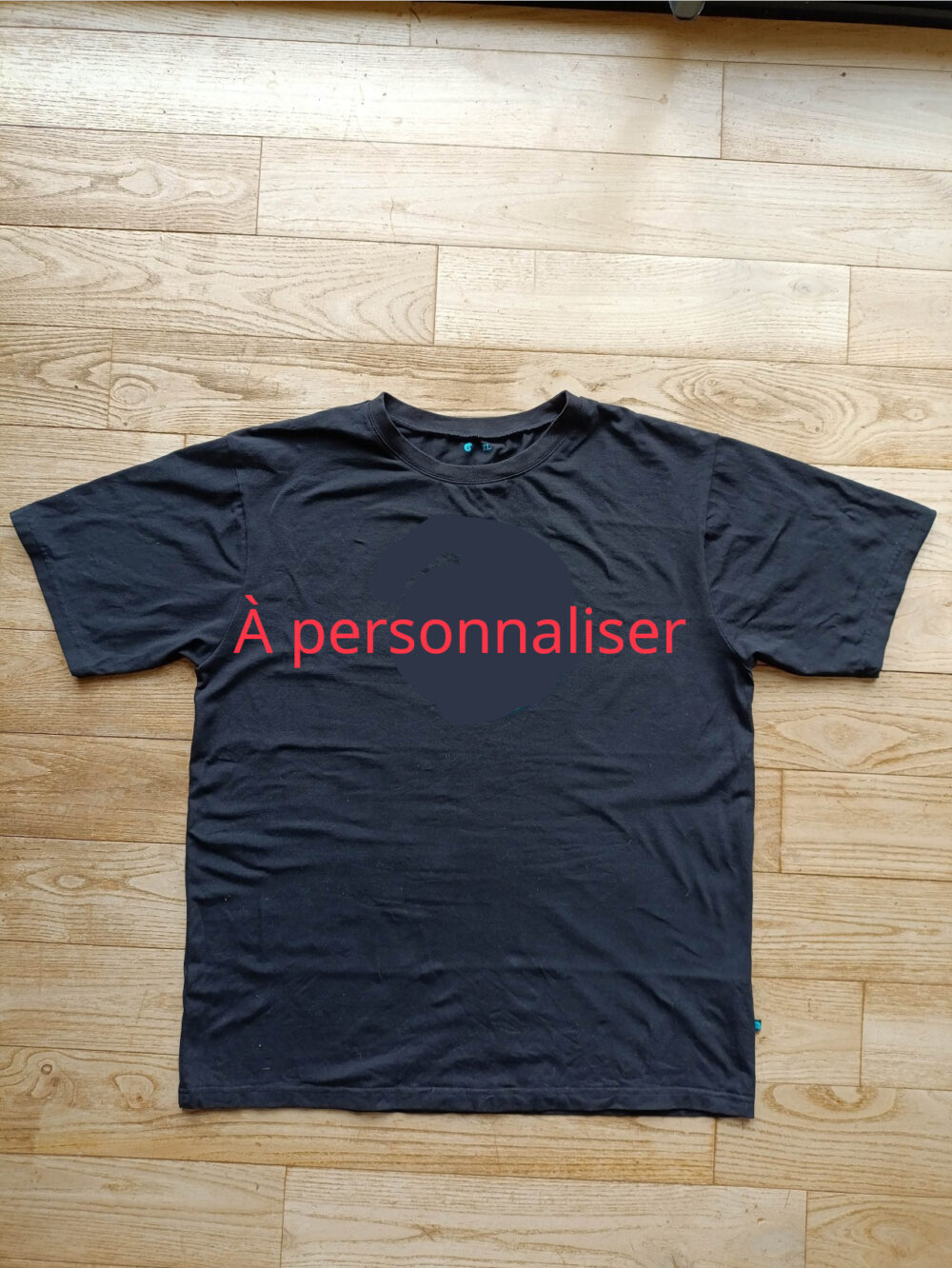 photo tee-shirt avec écrit "à personnaliser"