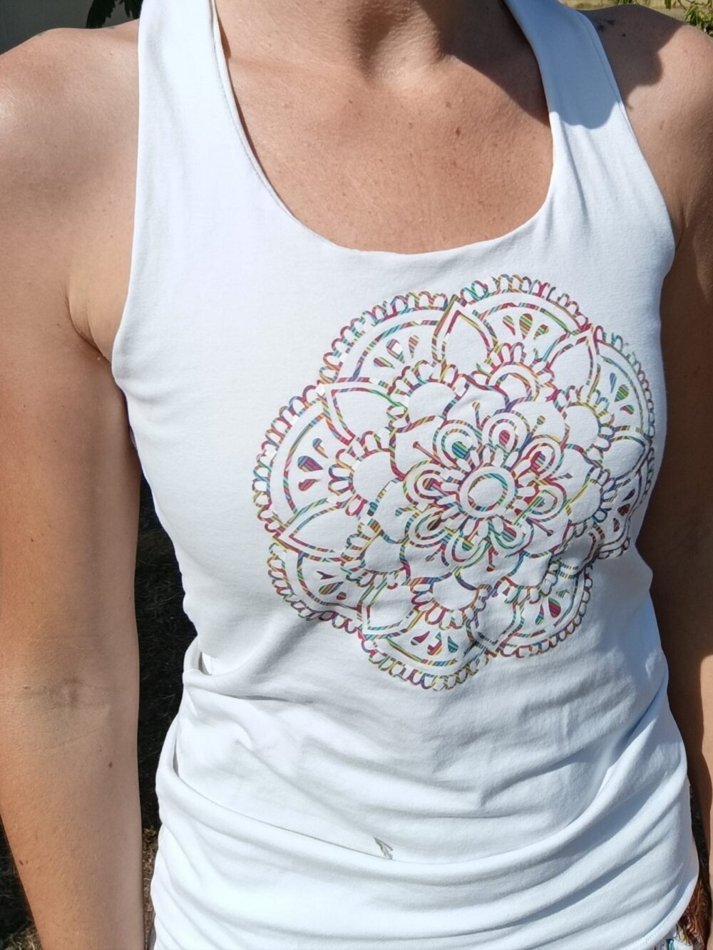 photo du débardeur femme blanc motif mandala devant porté de près
