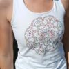 photo du débardeur femme blanc motif mandala devant porté de près