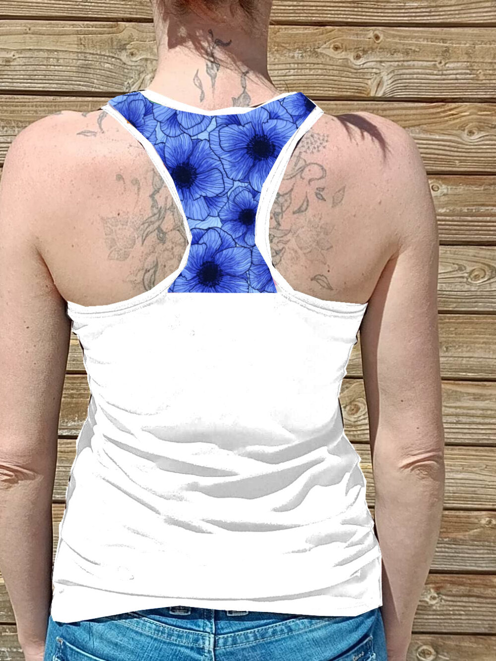 photo débardeur femme dos nageur blanc haut fleurs violettes