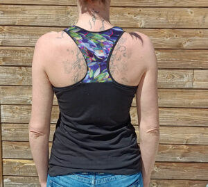 photo débardeur femme dos nageur pétale