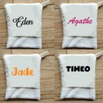 photo gants débarbouillettes bébé personnalisables (prénom Eden, Agathe, Jade, Timéo)