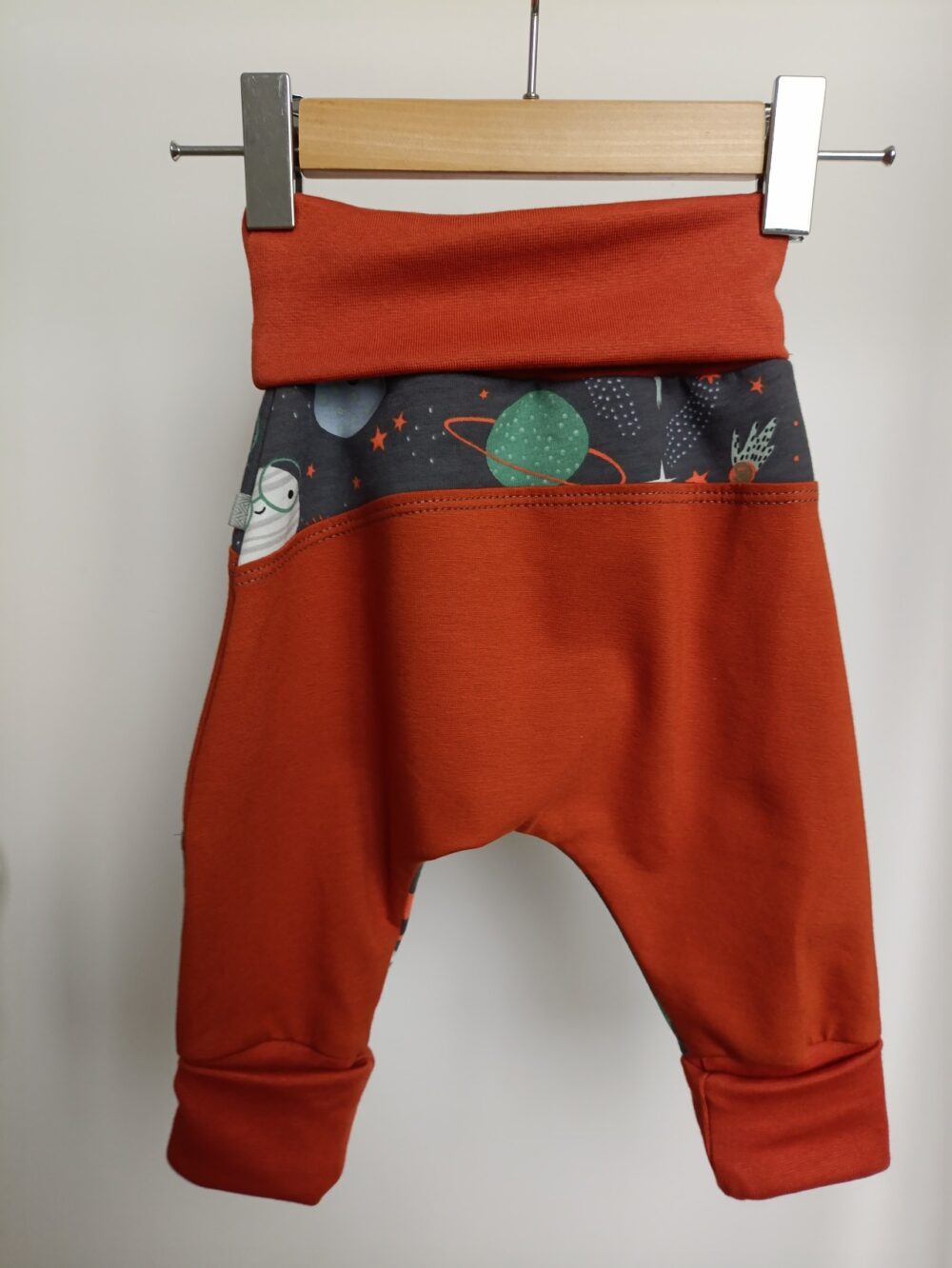 sarouel bébé évolutif - Planètes - chevilles et ceinture repliées - photo de dos