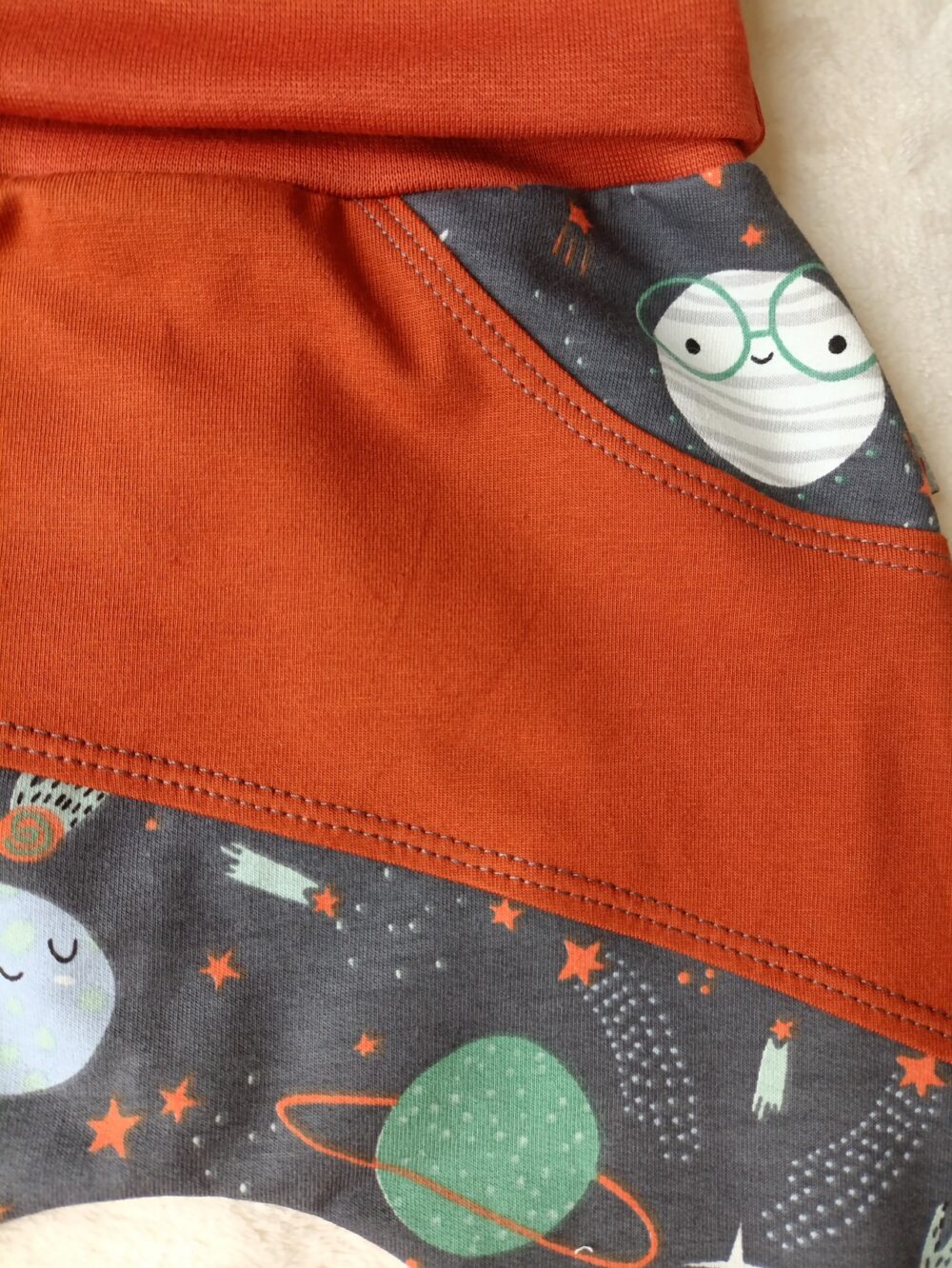 sarouel bébé évolutif - Planètes - zoom sur les détails de la fausse poche