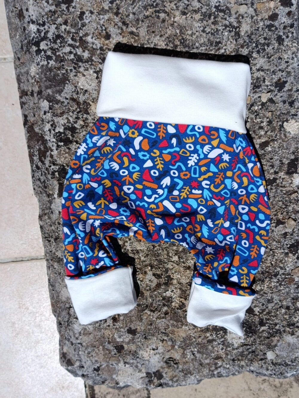 sarouel évolutif bébé début de taille, motifs colorés et ceinture écrue