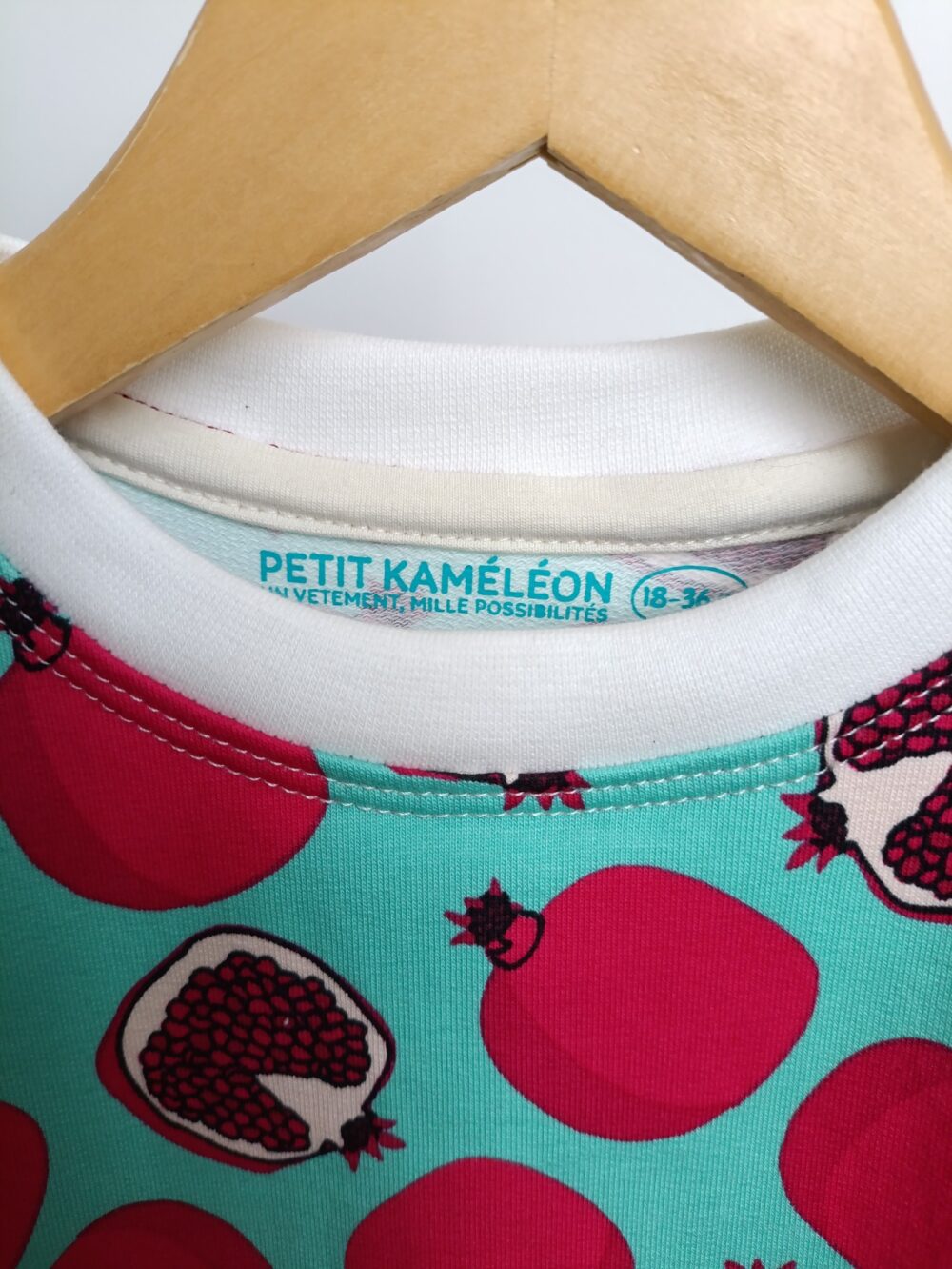 sweat bébé évolutif - Grenades - zoom sur l'encolure et ses jolies finitions