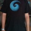 photo du tee-shirt homme noir avec un modèle turquoise spirale