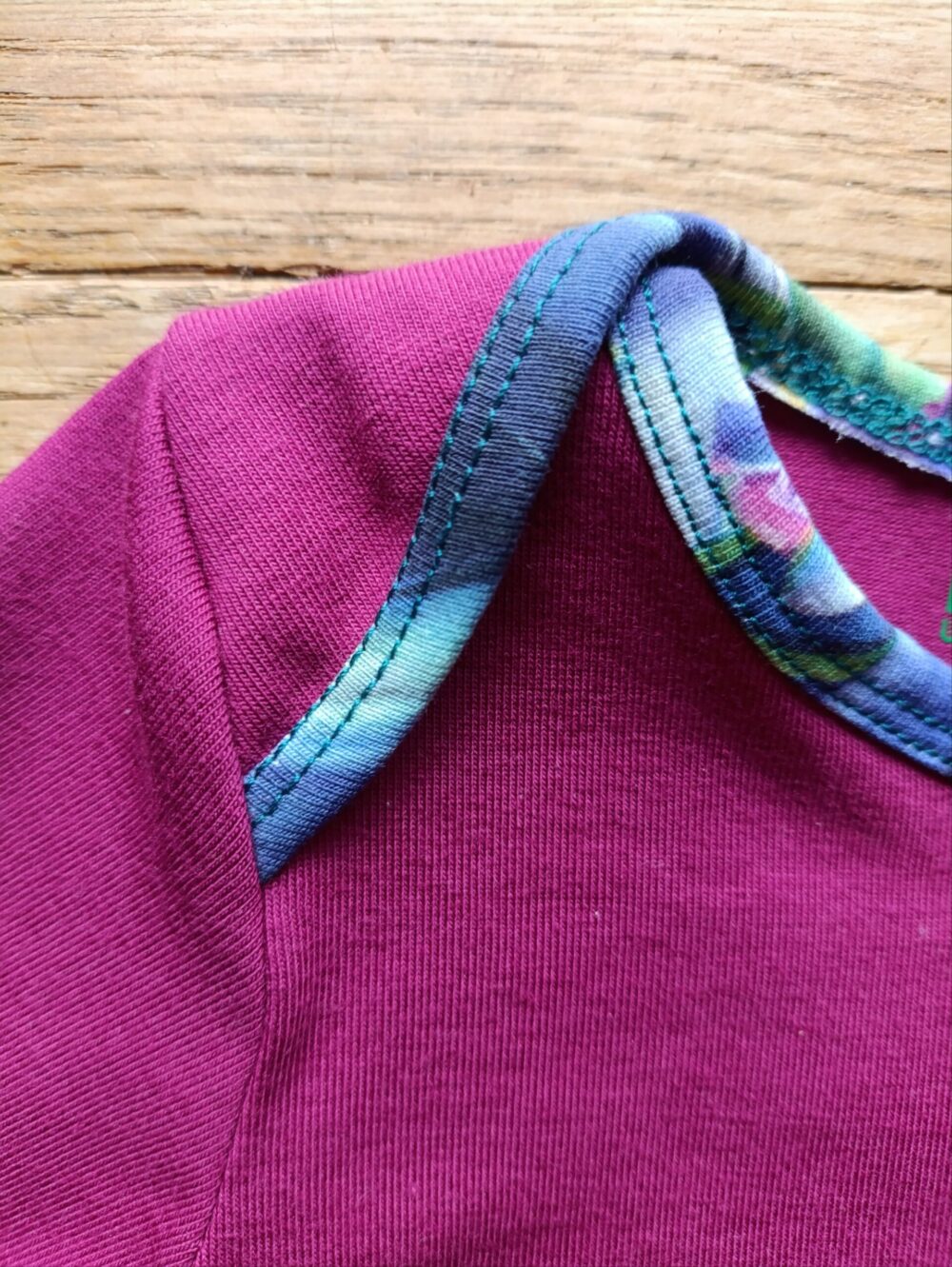photo de l'encolure type body du sweat évolutif bébé magenta
