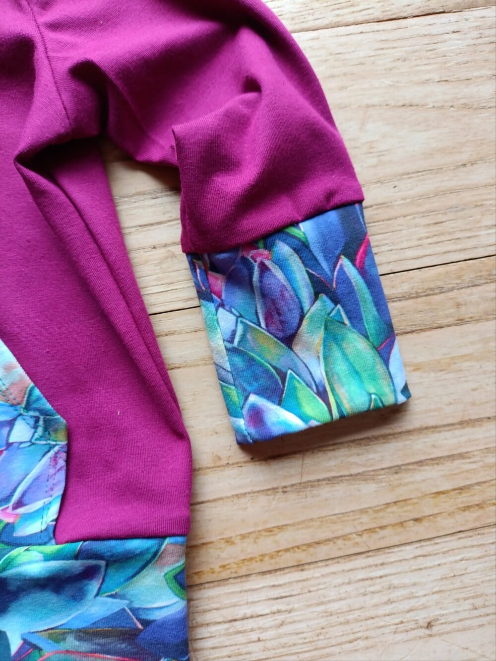 photo de la manche dépliée du sweat évolutif bébé magenta