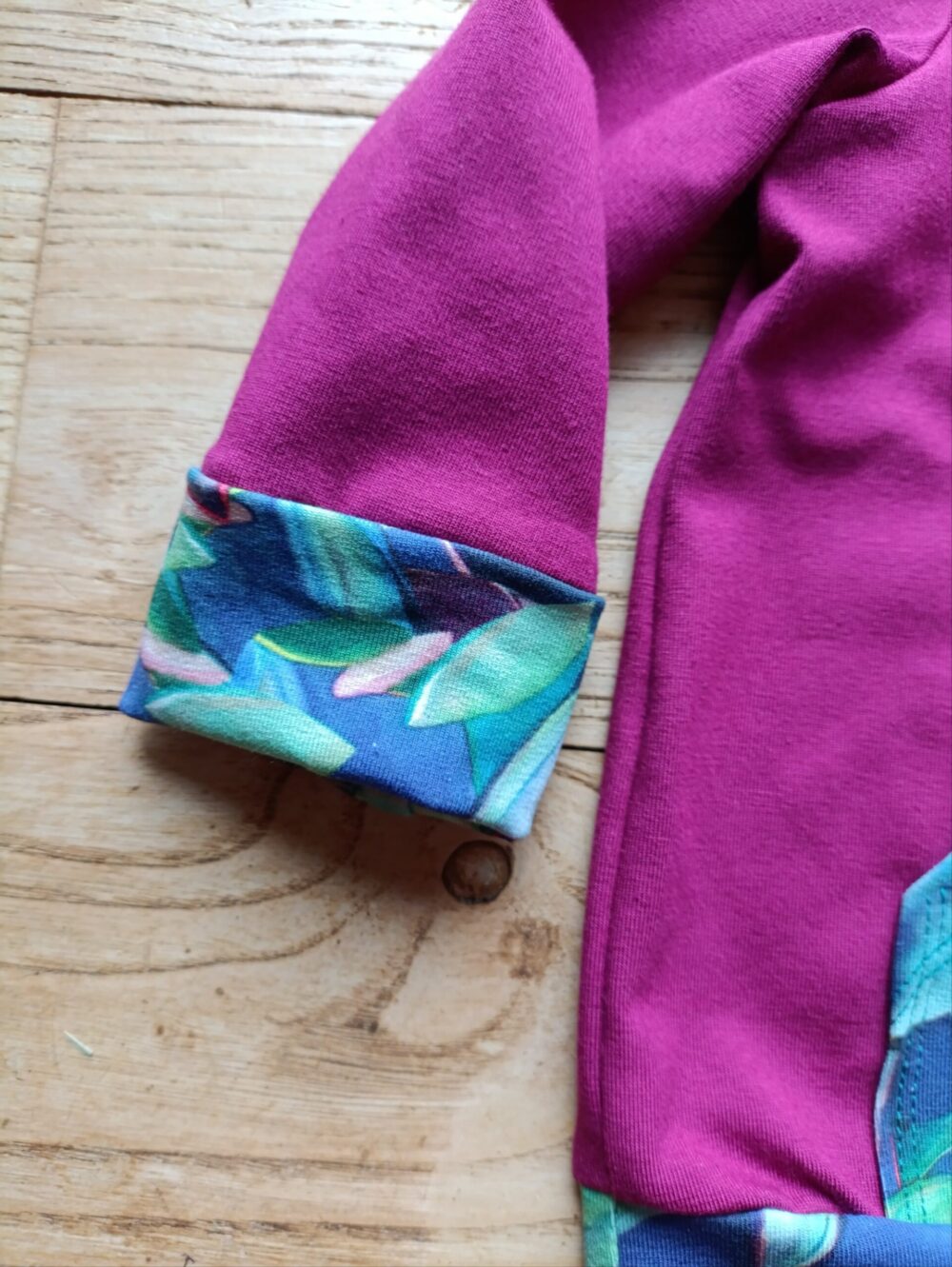 photo de la manche repliée du sweat évolutif bébé magenta