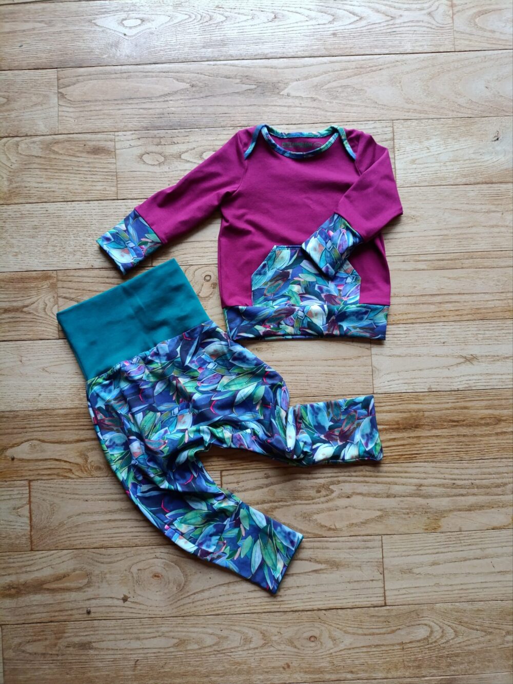 photo de l'ensemble sarouel et sweat évolutif bébé magenta pétales