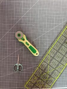 photo illustrative avec un cutter rotatif, des ciseaux et une règle patchwork
