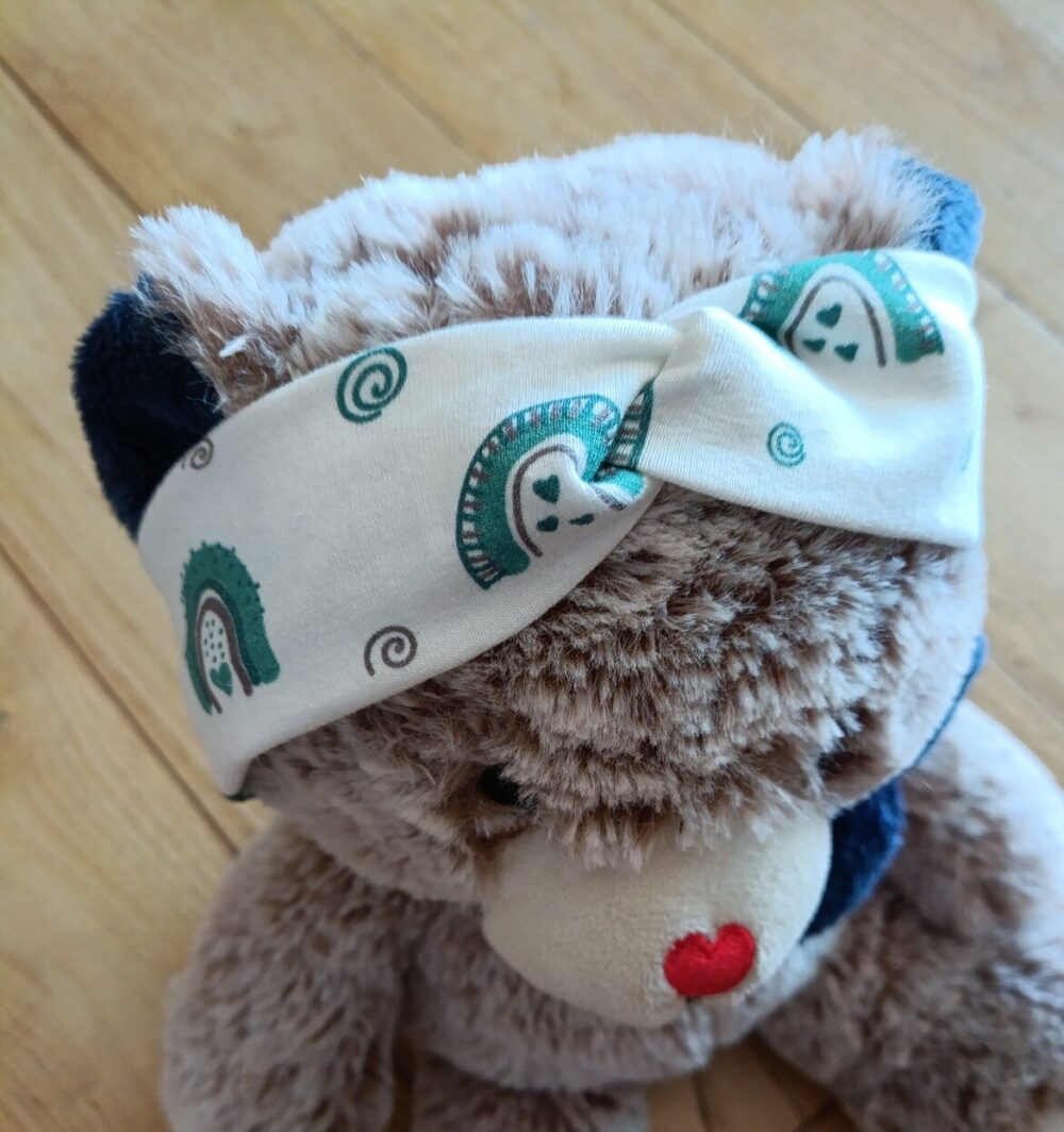 bandeau bébé motif arc en ciel porté par un ourson