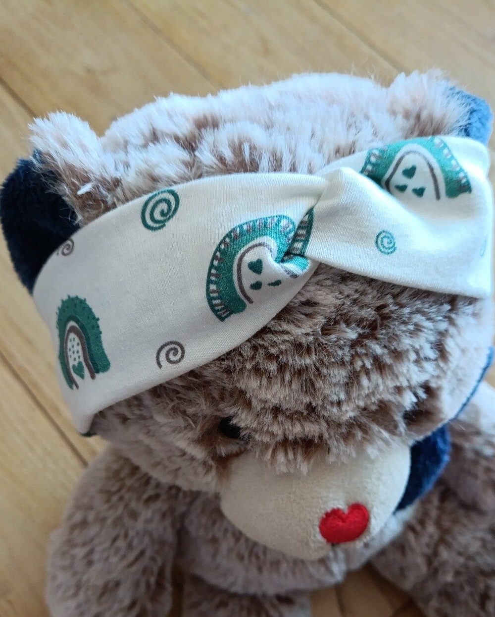 bandeau bébé motif arc en ciel porté par un ourson