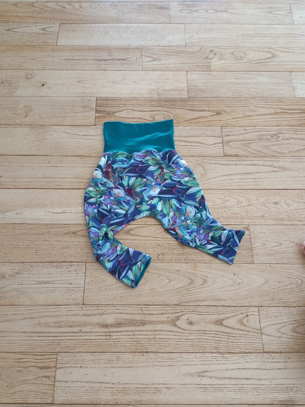 photo du sarouel bébé motifs pétales photo prise de plus loin