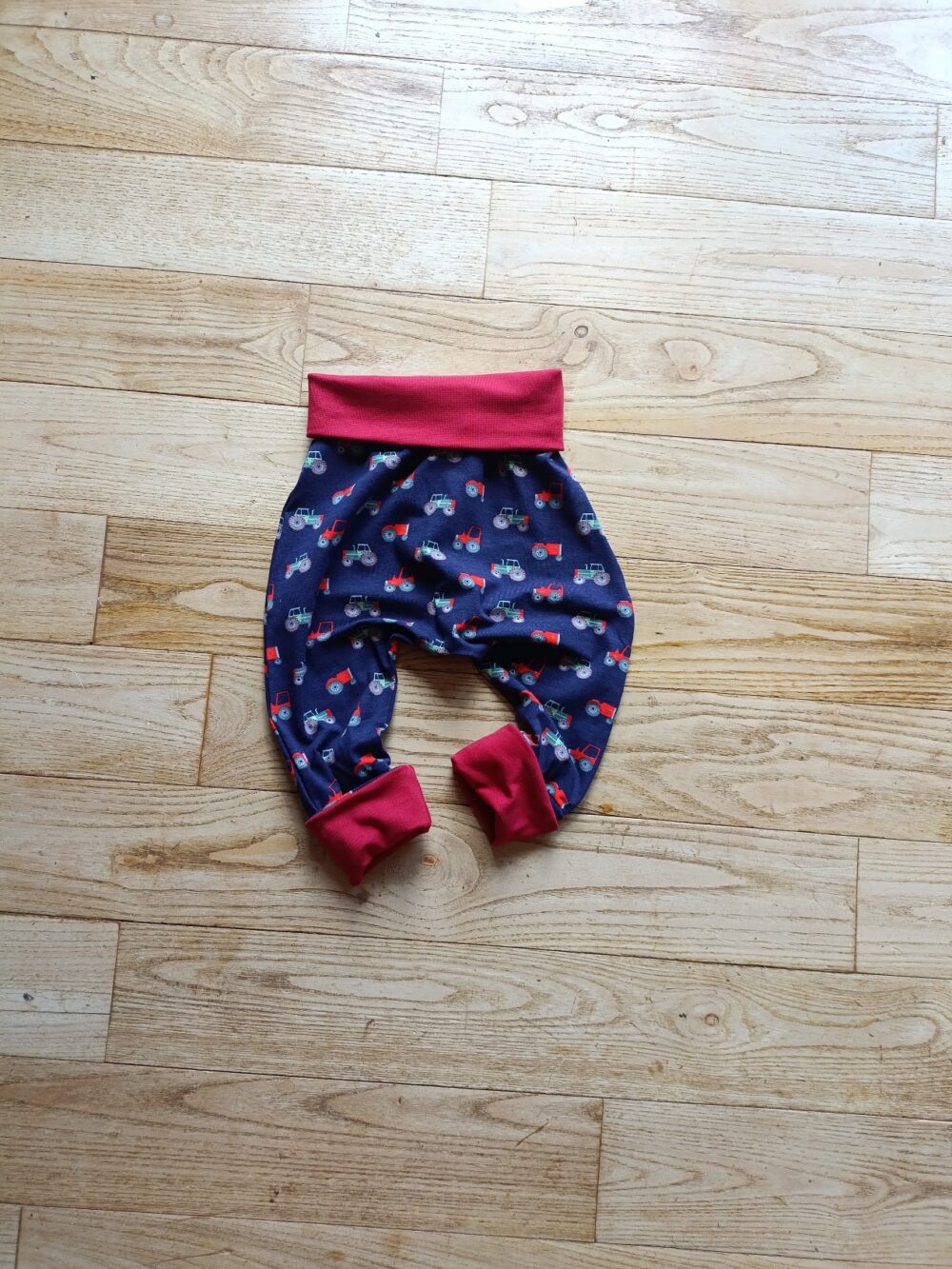 photo du sarouel bébé tracteur chevilles repliées