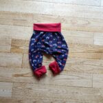 photo du sarouel bébé tracteur chevilles repliées