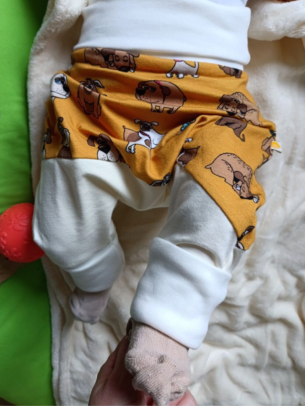 sarouel chiens porté par bébé