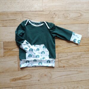 photo du sweat évolutif bébé vert sapin et poche kangourou blanche motif arc en ciel, associée aux poignets et à la bande de bas