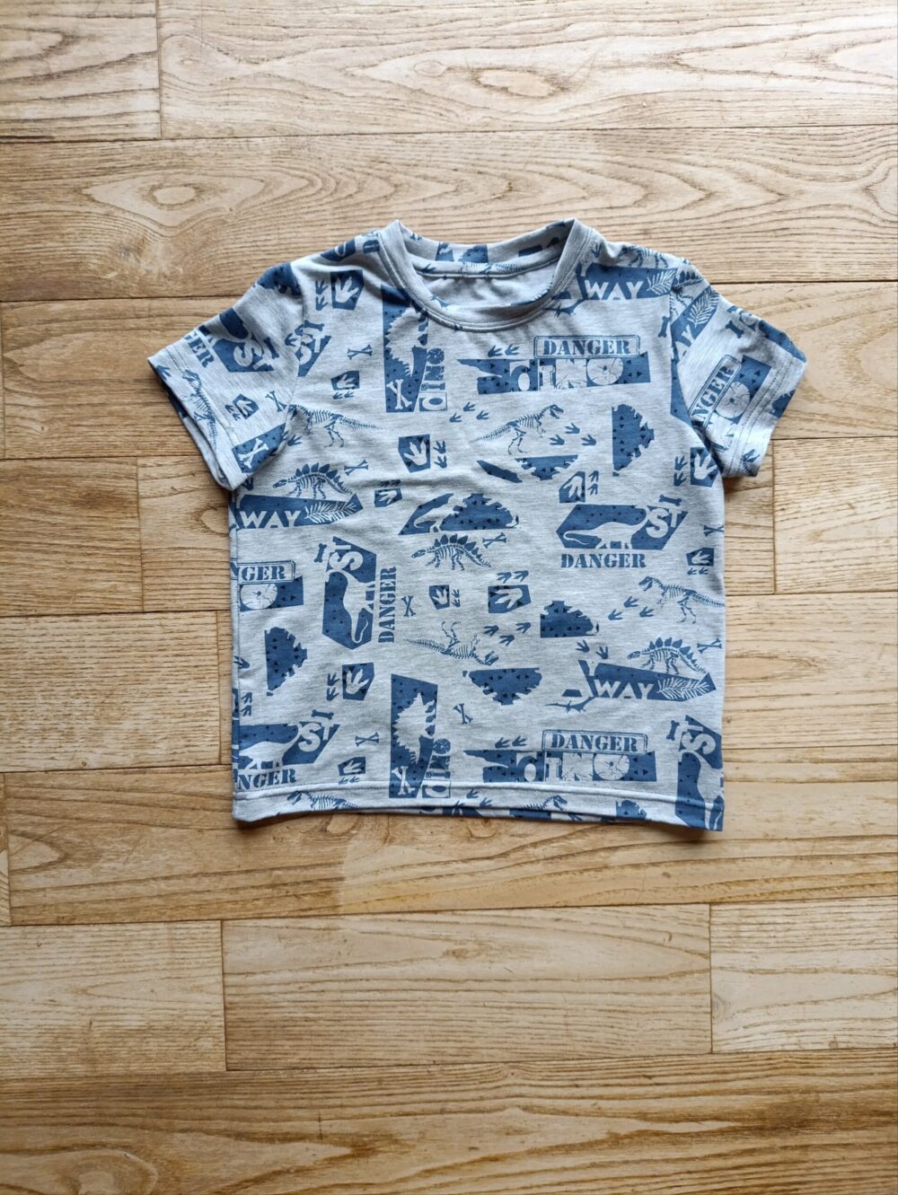 tee-shirt enfant motifs dinosaures bleus sur fond gris