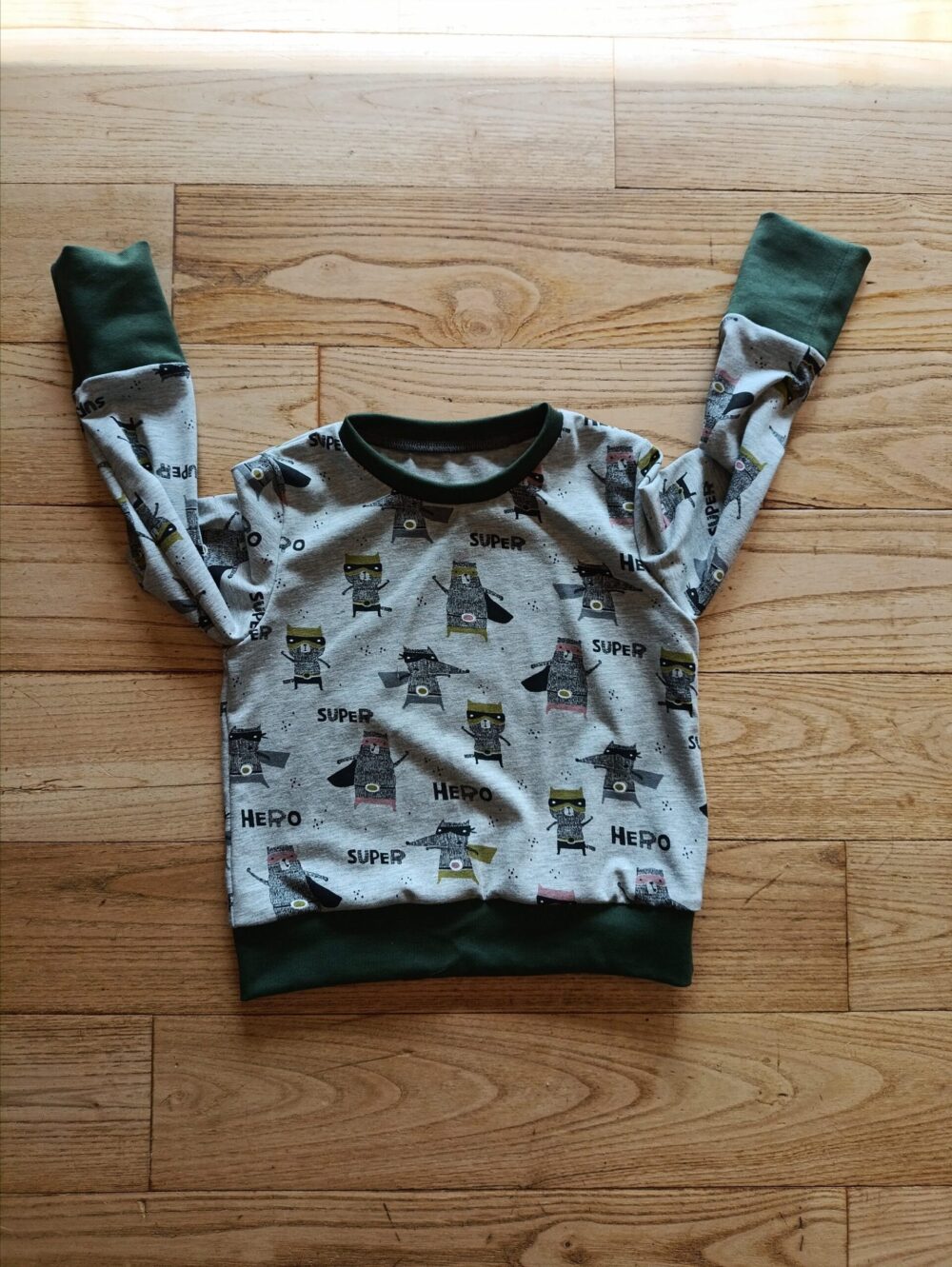 photo du sweat motifs Z'animaux super héros posé à plat