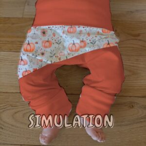 photo du sarouel évolutif bébé avec motifs automne (citrouilles feuilles et tons orangés). simulation